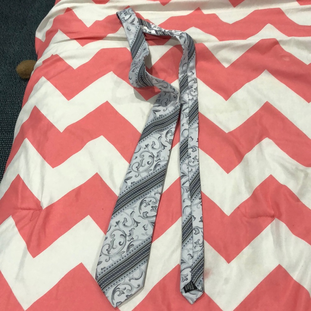 Patterned tie